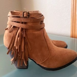 Ankle boots with fringe